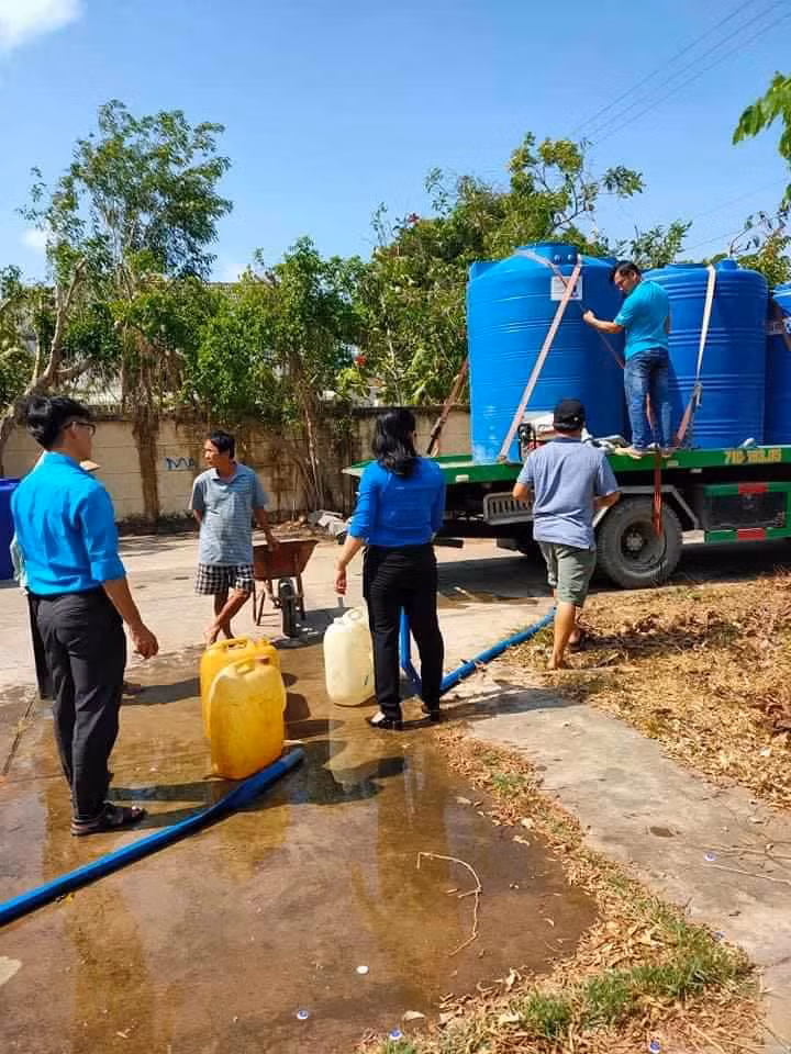 Đội Công tác Xã hội Nhất Tâm tiếp nước sạch cho người dân Bến Tre ảnh 2