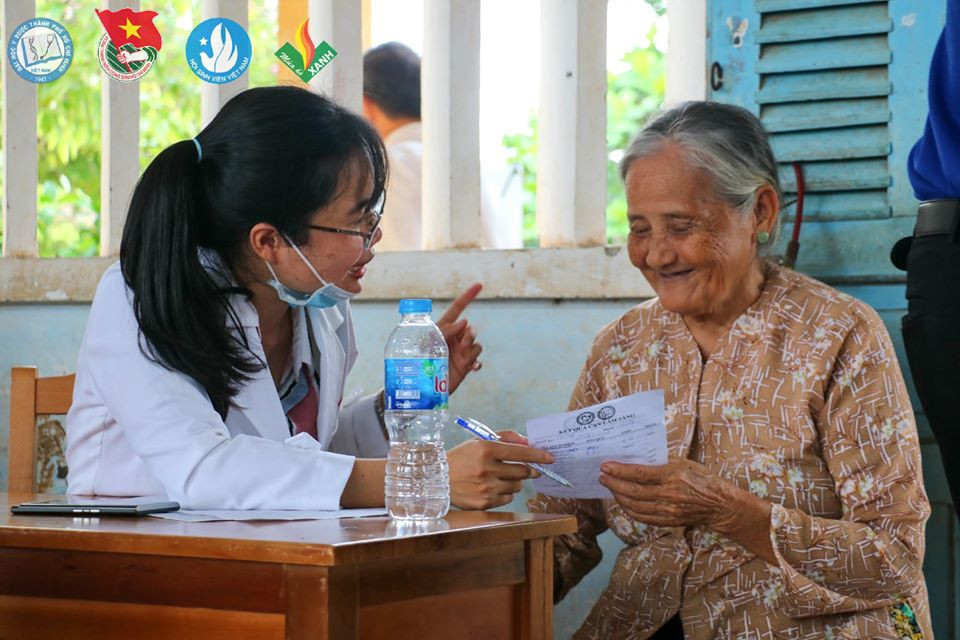 Sinh viên tình nguyện ĐH Y - Dược TP. HCM khám, phát thuốc miễn phí cho người dân Bến Tre ảnh 14