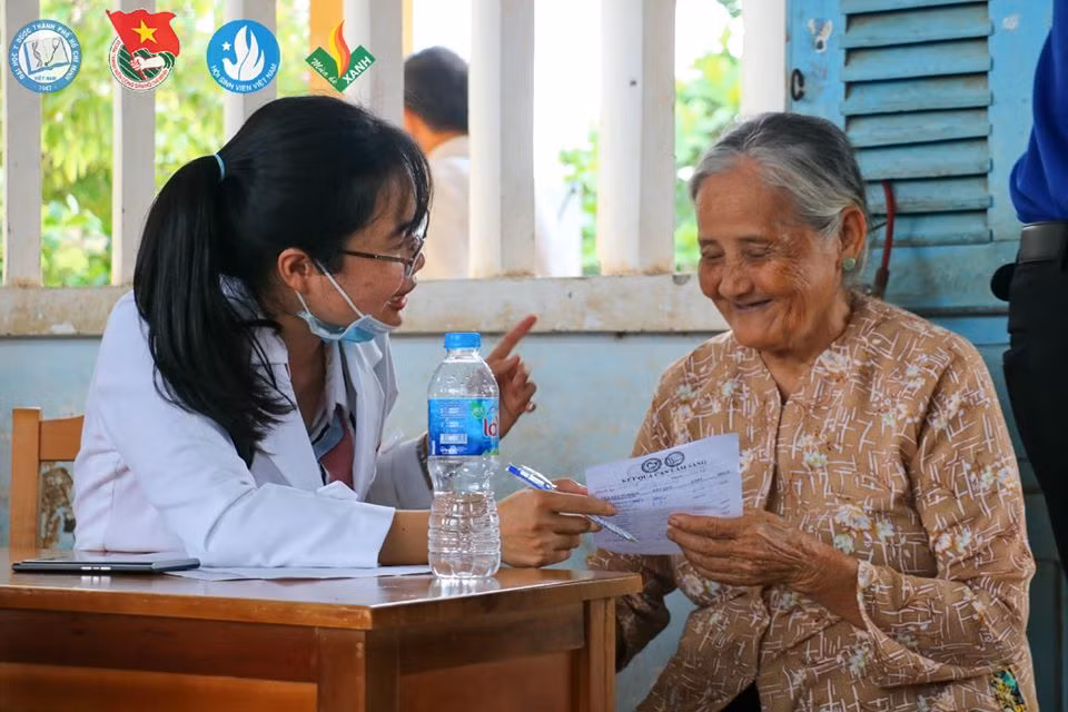 Sinh viên tình nguyện ĐH Y - Dược TP. HCM khám, phát thuốc miễn phí cho người dân Bến Tre ảnh 14