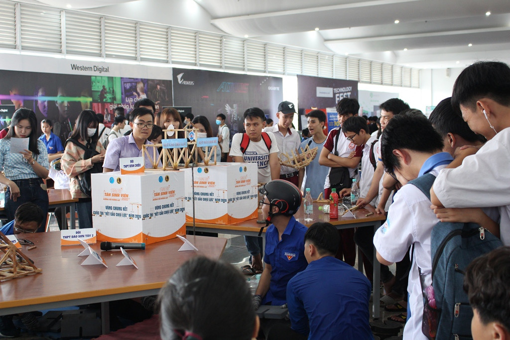 Những khoảnh khắc “bùng nổ” trong “Ngày hội tân sinh viên năm 2020” ảnh 14