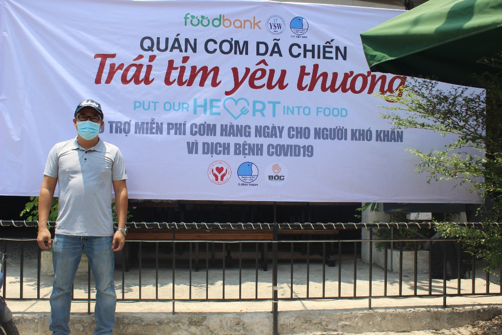 Ca sĩ Sỹ Luân tặng cơm cho người nghèo vượt qua mùa dịch COVID-19 ảnh 3