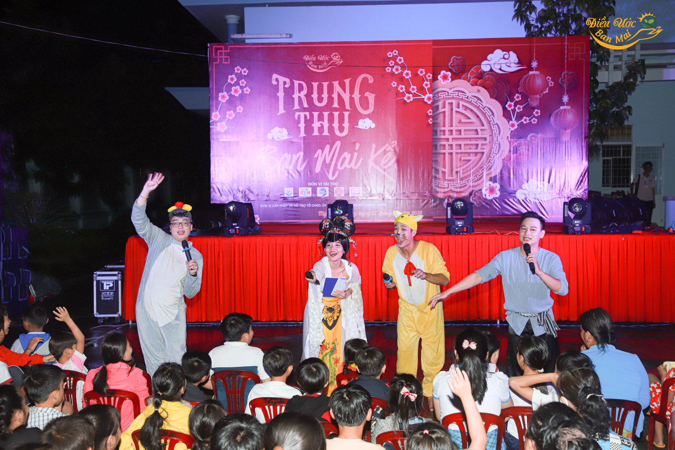 Chương trình Trung Thu cho thiếu nhi có hoàn cảnh khó khăn năm 2020 do Ngân và nhóm thực hiện. Tổ chức đêm nhạc gây quỹ ủng hộ đồng bào miền Trung ảnh 3