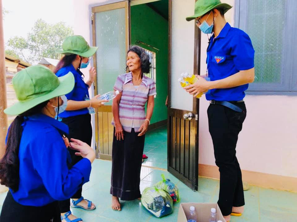 “Tri thức xanh” đến buôn làng tuyên truyền phòng chống dịch COVID-19 ảnh 9