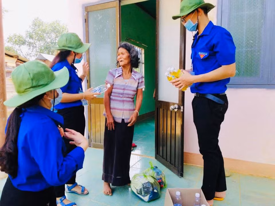 “Tri thức xanh” đến buôn làng tuyên truyền phòng chống dịch COVID-19 ảnh 9
