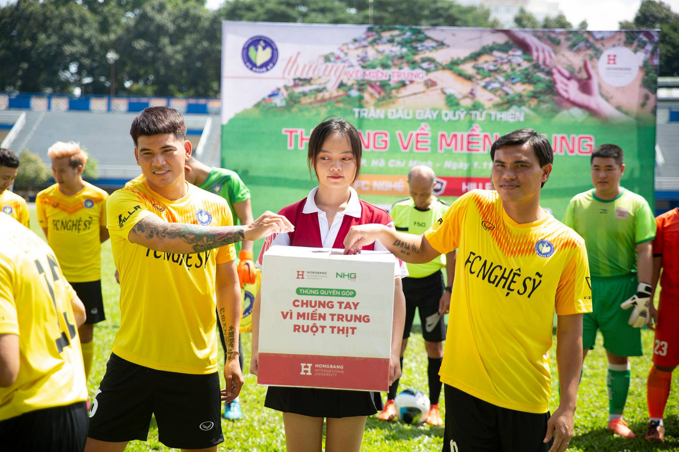 Tổ chức trận bóng nhằm gây quỹ ủng hộ đồng bào miền Trung ảnh 6