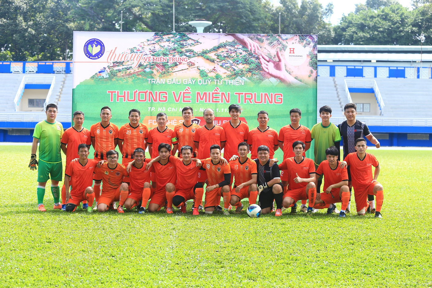 Tổ chức trận bóng nhằm gây quỹ ủng hộ đồng bào miền Trung ảnh 8