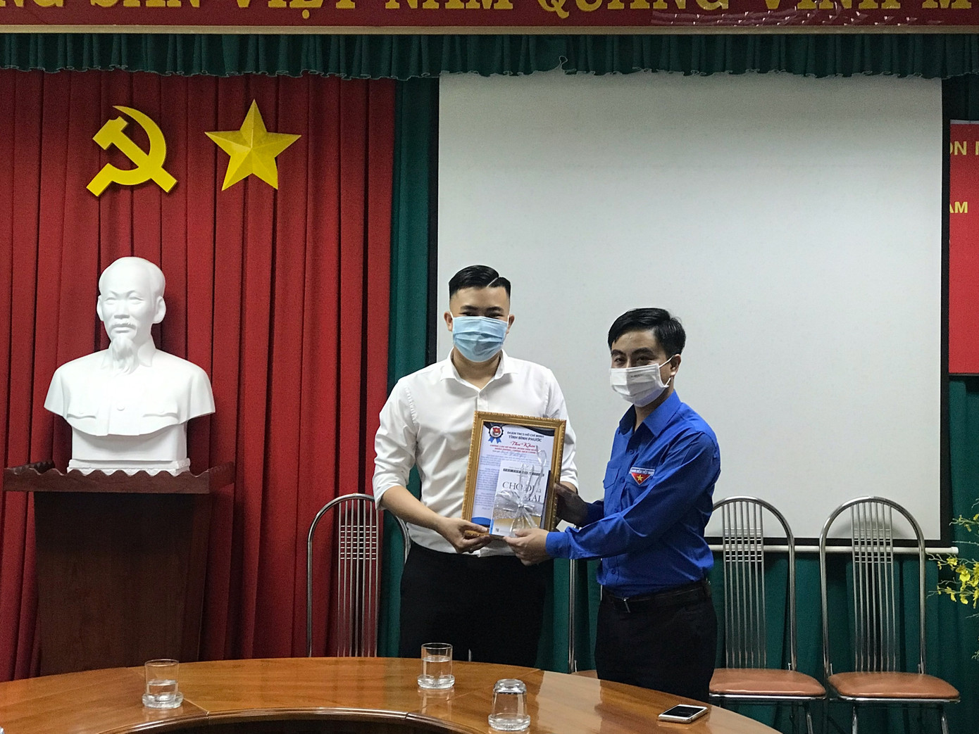 Tỉnh Đoàn Bình Phước khen thưởng cho 5 cặp đôi hoãn cưới chống dịch ảnh 2