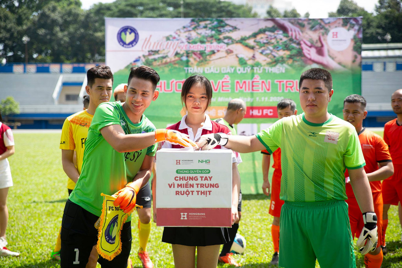 Tổ chức trận bóng nhằm gây quỹ ủng hộ đồng bào miền Trung ảnh 4