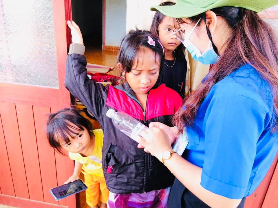 “Tri thức xanh” đến buôn làng tuyên truyền phòng chống dịch COVID-19 ảnh 4