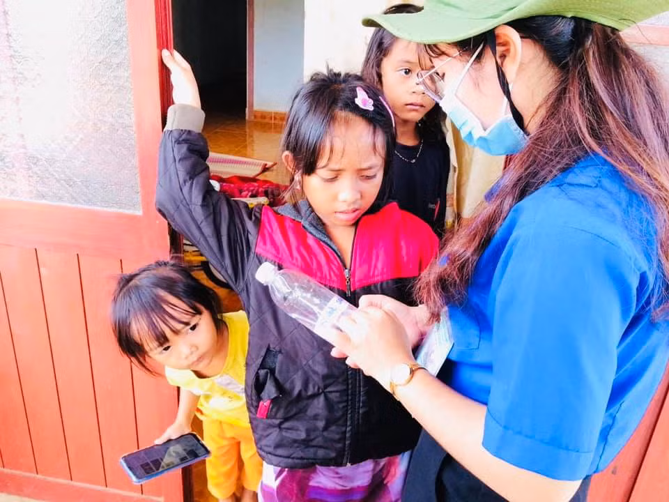 “Tri thức xanh” đến buôn làng tuyên truyền phòng chống dịch COVID-19 ảnh 4
