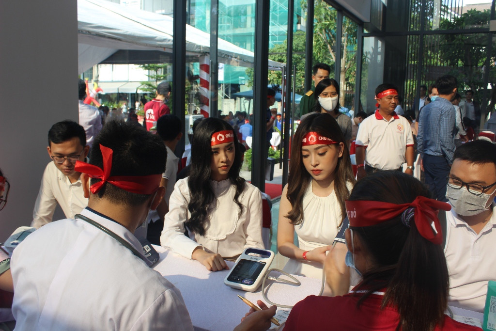 Á hậu Phương Nga và Á hậu Thúy An rạng ngời trong ngày hội hiến máu ảnh 4