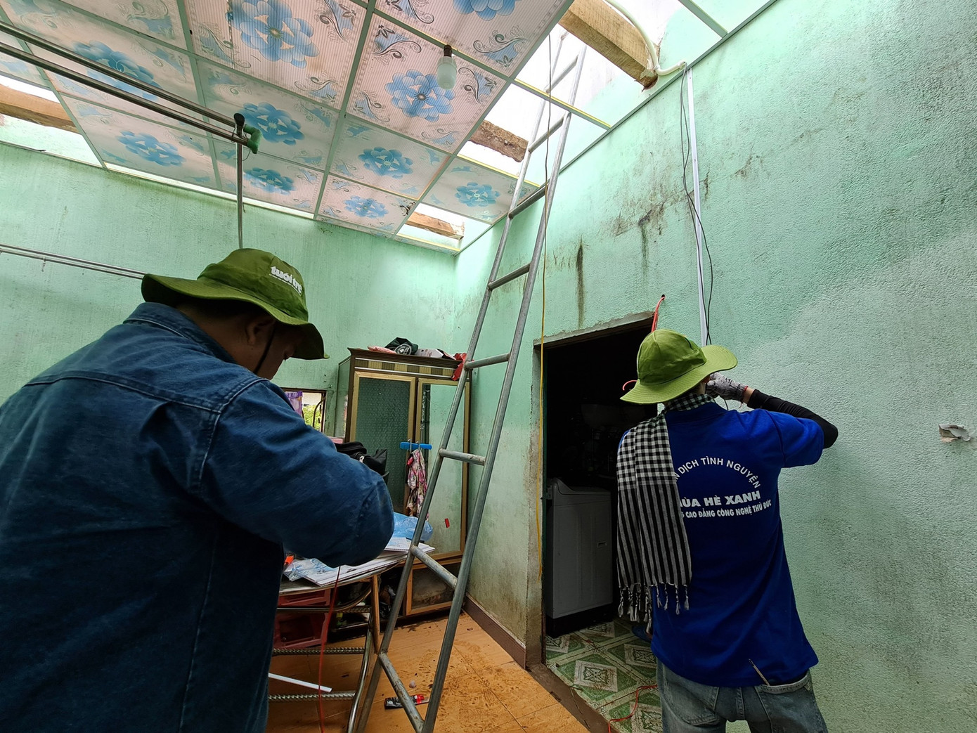 Xắn tay giúp bà con vùng lũ ổn định cuộc sống ảnh 11