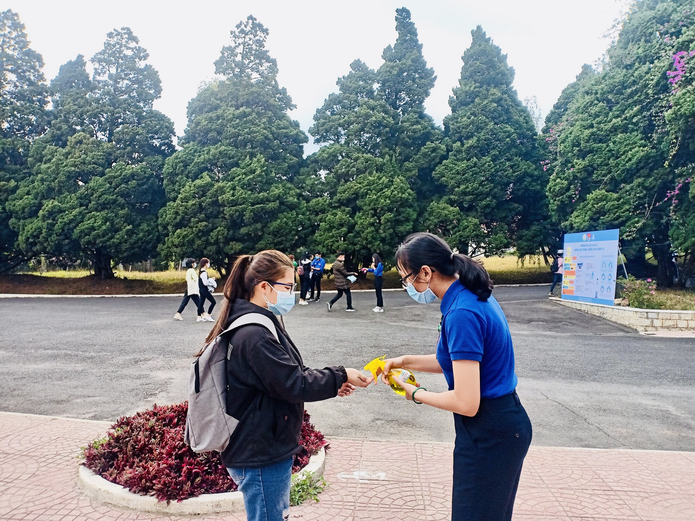 Đoàn trường ĐH Đà Lạt thành lập “Tổ phản ứng nhanh” đón sinh viên ảnh 8