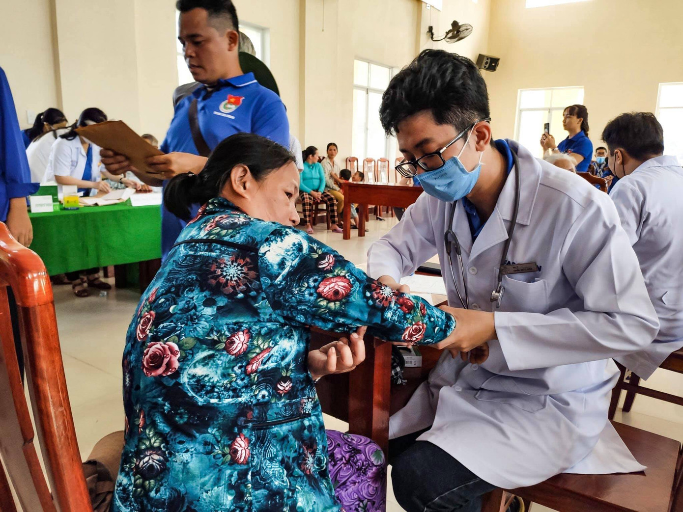 Xắn tay giúp bà con vùng lũ ổn định cuộc sống ảnh 7