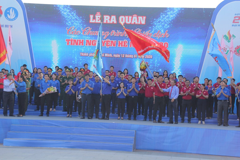 TP. HCM: Hoa hậu H'Hen Niê “tiếp lửa” trong Lễ ra quân Chiến dịch tình nguyện Hè 2020 ảnh 6