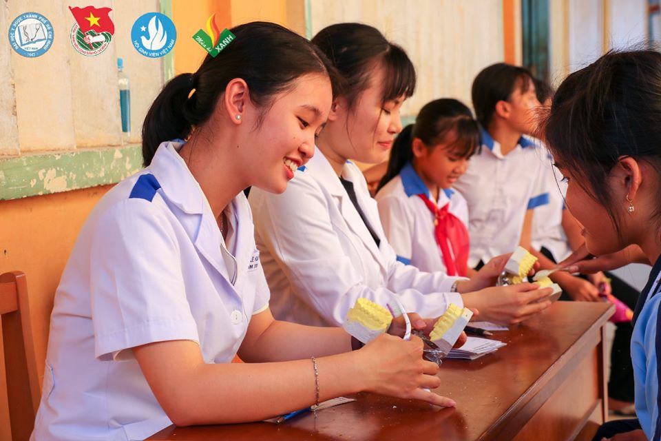 Sinh viên tình nguyện ĐH Y - Dược TP. HCM khám, phát thuốc miễn phí cho người dân Bến Tre ảnh 11