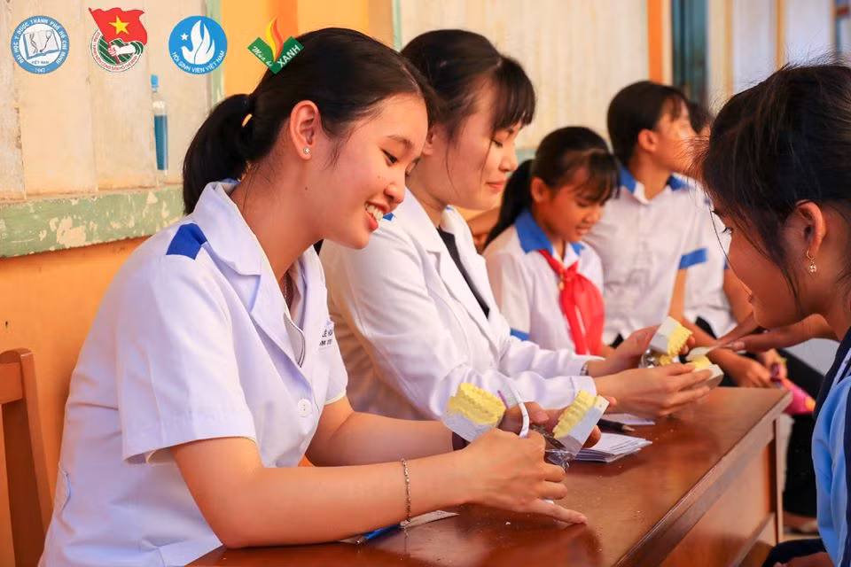 Sinh viên tình nguyện ĐH Y - Dược TP. HCM khám, phát thuốc miễn phí cho người dân Bến Tre ảnh 11