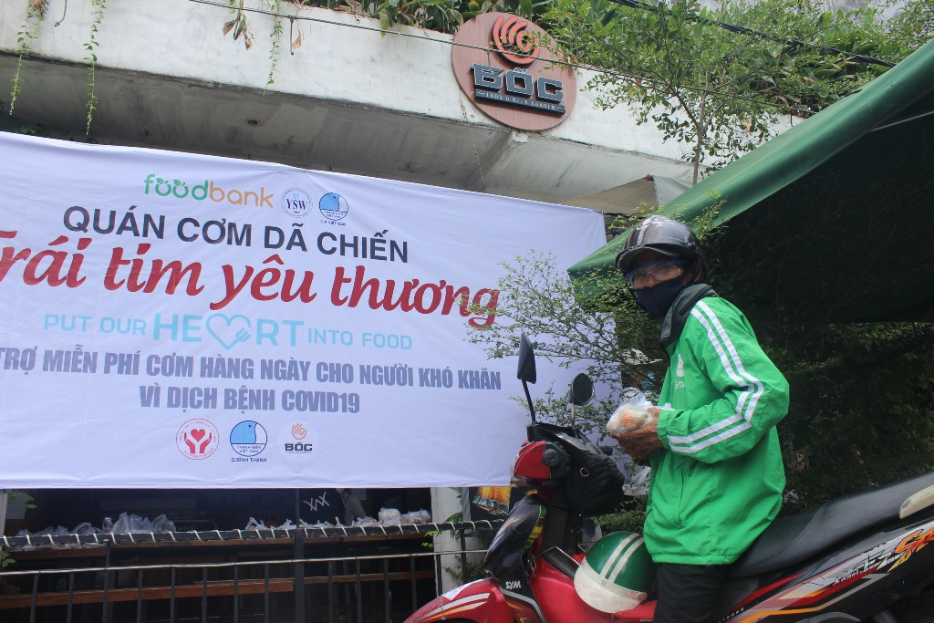 Ca sĩ Sỹ Luân tặng cơm cho người nghèo vượt qua mùa dịch COVID-19 ảnh 4