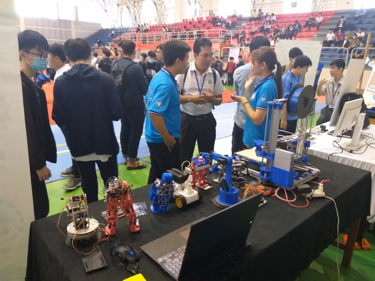 Ngày hội tặng sách và giáo trình cho tân sinh viên ảnh 2