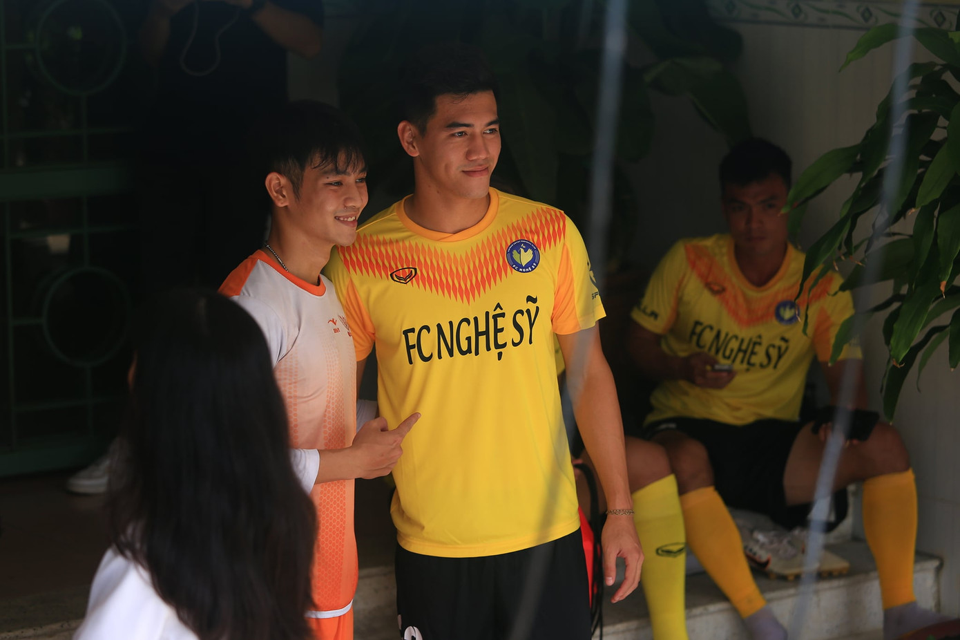 Tổ chức trận bóng nhằm gây quỹ ủng hộ đồng bào miền Trung ảnh 12