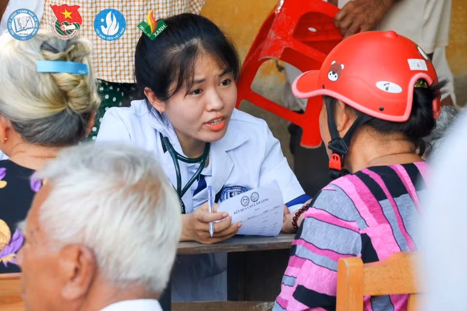 Sinh viên tình nguyện ĐH Y - Dược TP. HCM khám, phát thuốc miễn phí cho người dân Bến Tre ảnh 13