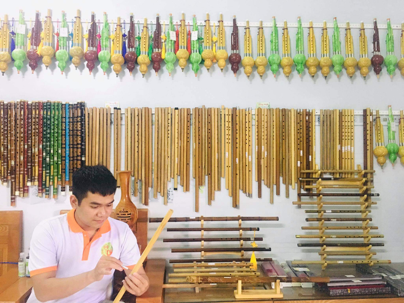 Nhân bên gian hàng sáo trúc của mình Nhờ đam mê, chàng trai này đã đưa mặt hàng sáo trúc của mình sang tận Nhật Bản ảnh 1