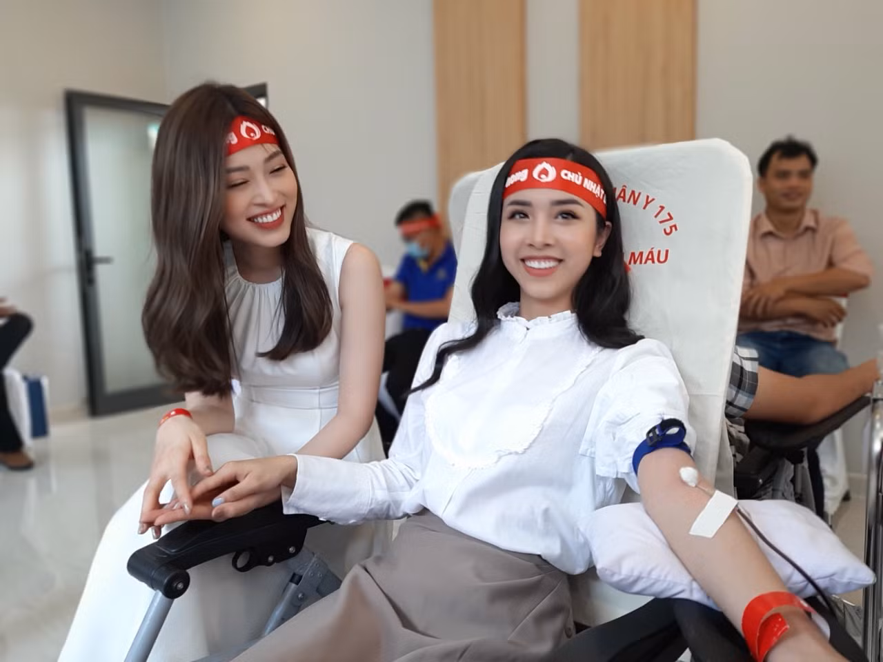 Á hậu Phương Nga và Á hậu Thúy An rạng ngời trong ngày hội hiến máu ảnh 8