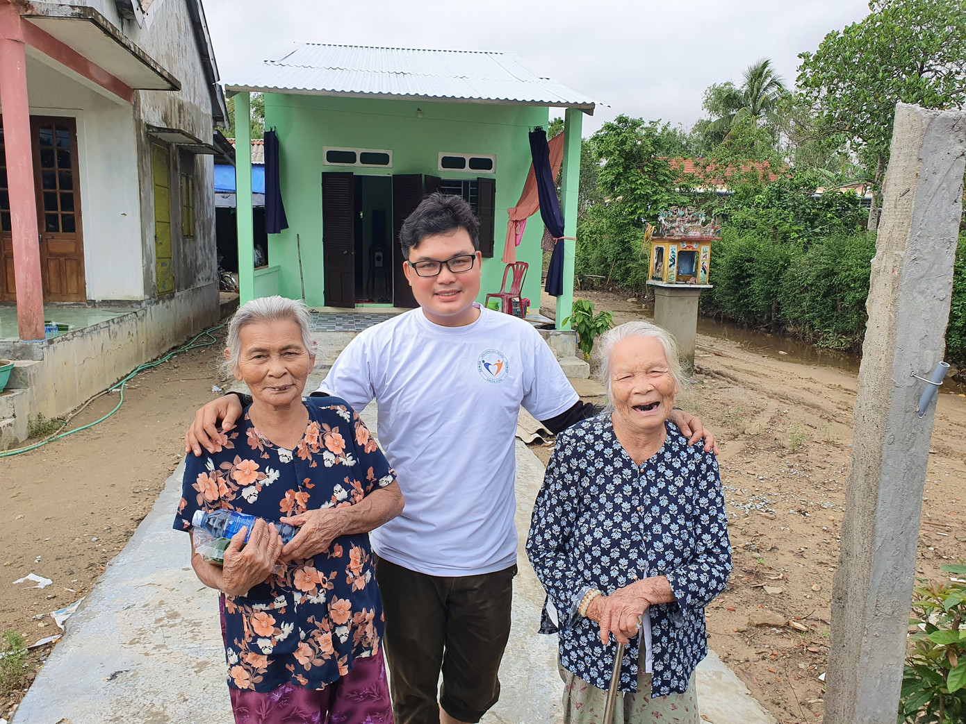 Chia sẻ với bà con vùng lũ miền Trung ảnh 13