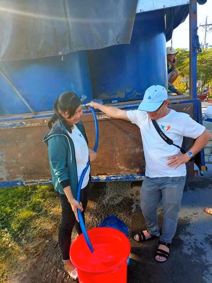 Đội Công tác Xã hội Nhất Tâm tiếp nước sạch cho người dân Bến Tre ảnh 5
