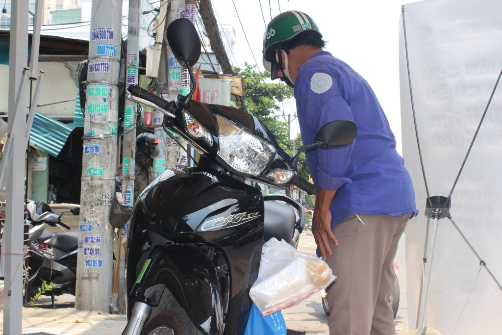 Ca sĩ Sỹ Luân tặng cơm cho người nghèo vượt qua mùa dịch COVID-19 ảnh 6