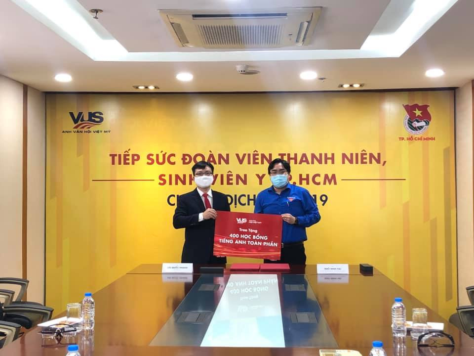 Tặng học bổng tiếng Anh cho sinh viên tham gia tuyến đầu chống dịch ảnh 1