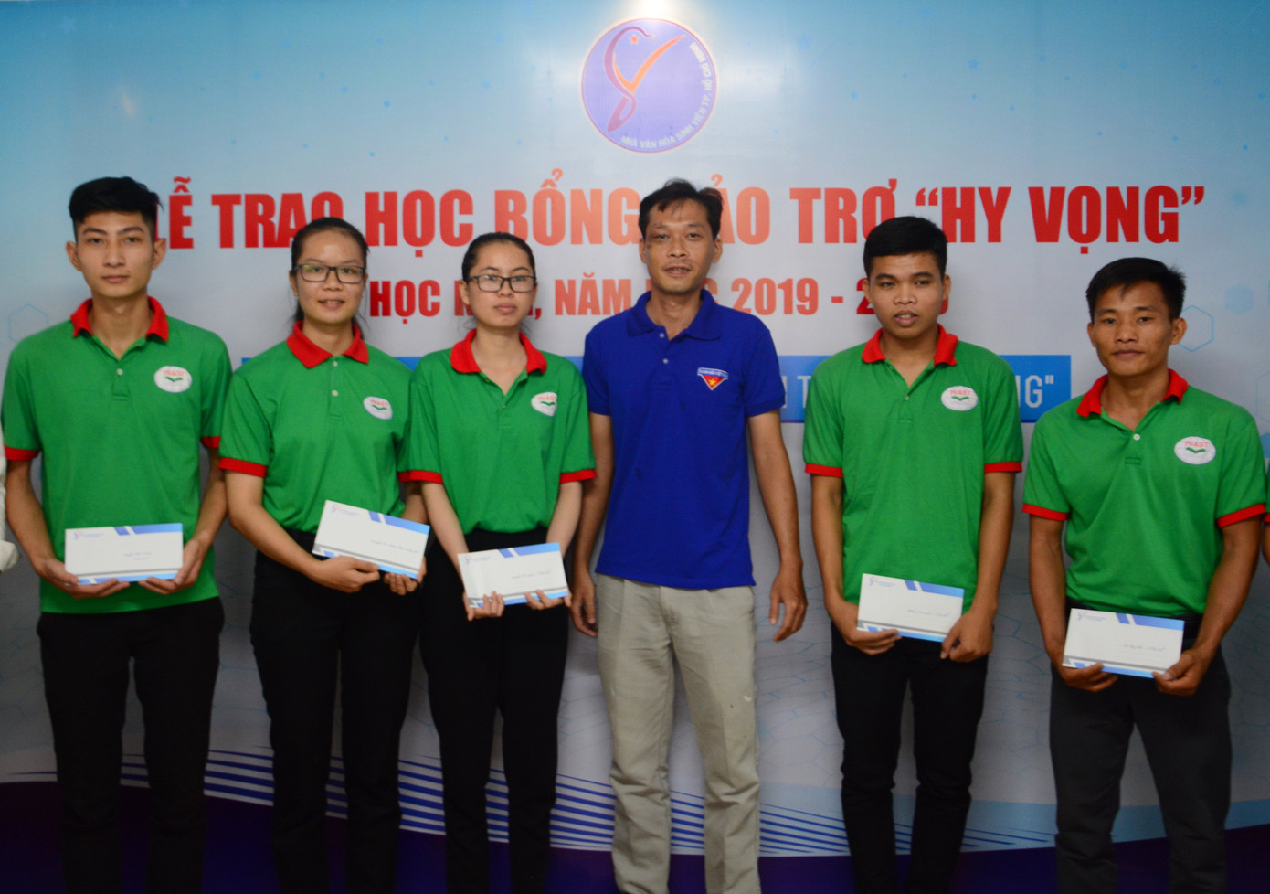 Nhà Văn hóa Sinh viên TP. HCM trao học bổng “Hy vọng” cho sinh viên ảnh 4