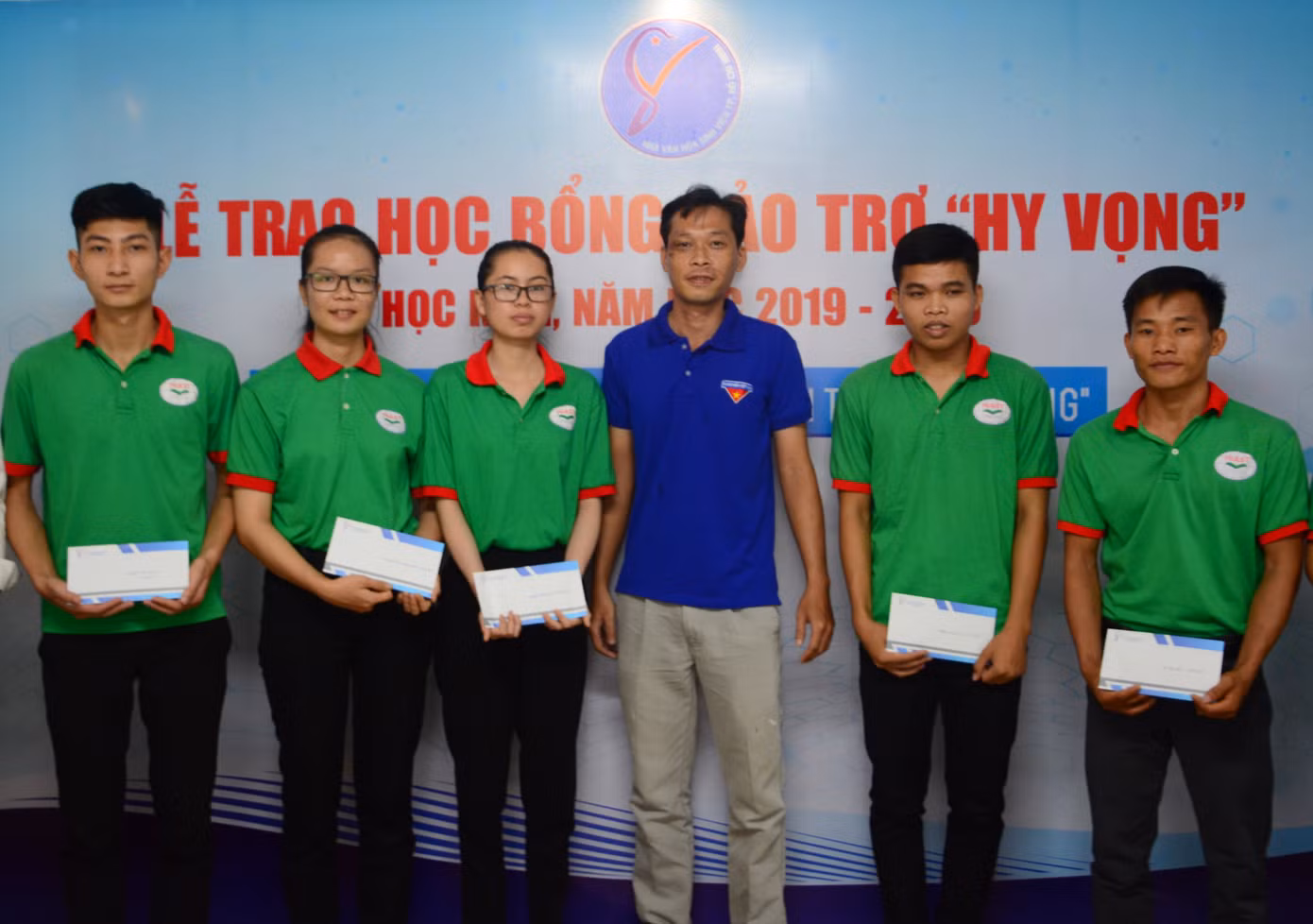 Nhà Văn hóa Sinh viên TP. HCM trao học bổng “Hy vọng” cho sinh viên ảnh 4