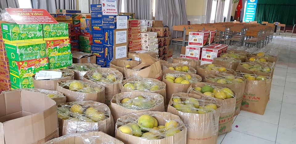 Tặng nhiều phần quà cho tuyến đầu chống dịch ảnh 2