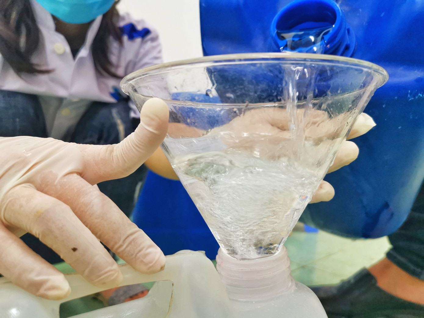 Sản xuất nước rửa tay tặng các trường mầm non ảnh 4