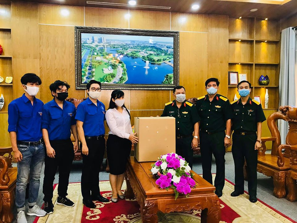 Đoàn thăm và tặng quà Bộ chỉ huy quân sự tỉnh Bình Dương. Đoàn thăm và tặng quà cho các bạn sinh viên ảnh hưởng của dịch bệnh COVID-19 tại các trường đại học, cao đẳng trên địa bàn tỉnh. Hội Sinh viên tỉnh Bình Dương tặng quà cho sinh viên bị ảnh hưởng bởi dịch COVID-19 ảnh 1