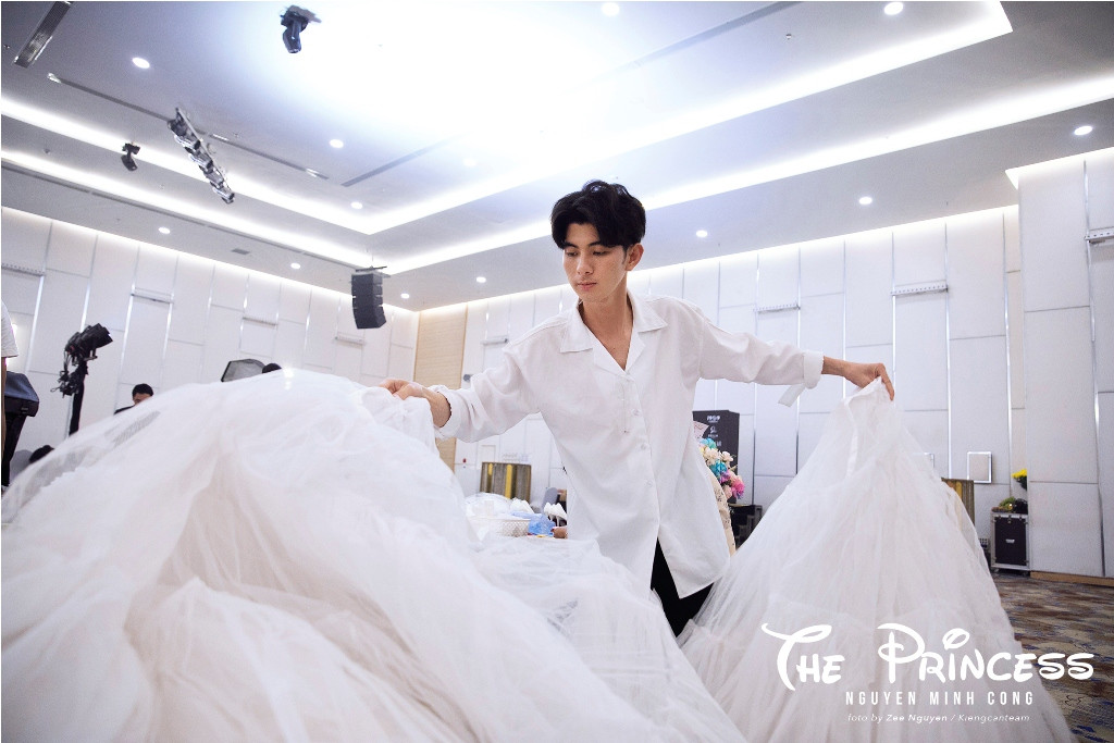 Chàng thiết kế trẻ tài năng có gương mặt baby và nụ cười tỏa nắng ảnh 2