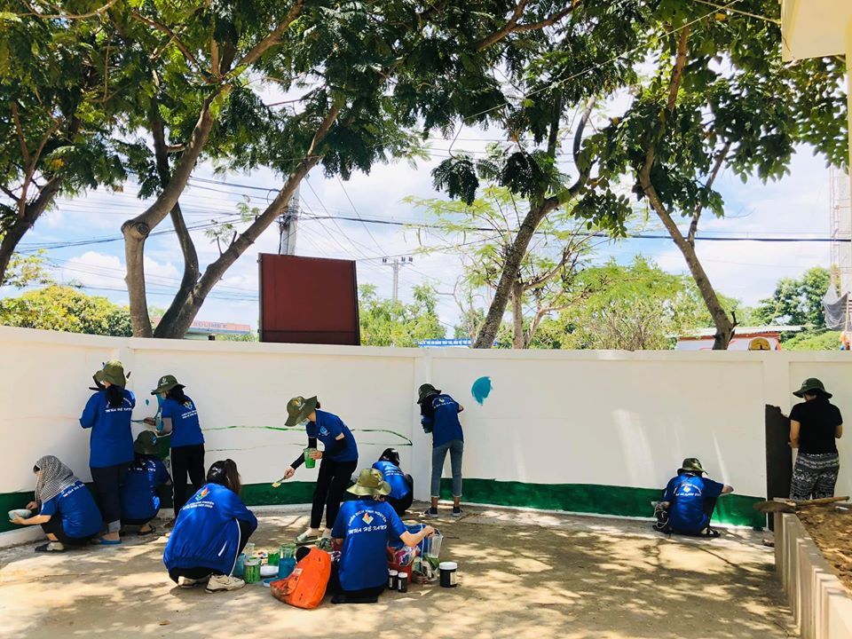 Sinh viên tình nguyện trường ĐH Sài Gòn làm hồi sinh những mảng tường cũ ảnh 1