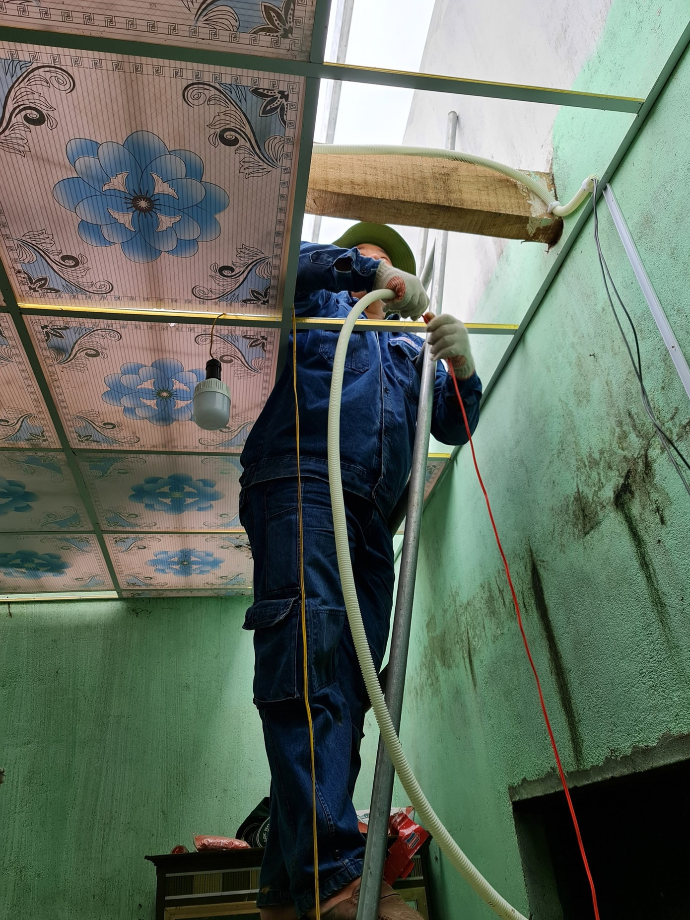 Xắn tay giúp bà con vùng lũ ổn định cuộc sống ảnh 12