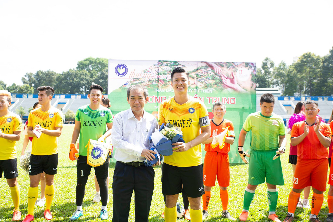 Tổ chức trận bóng nhằm gây quỹ ủng hộ đồng bào miền Trung ảnh 2