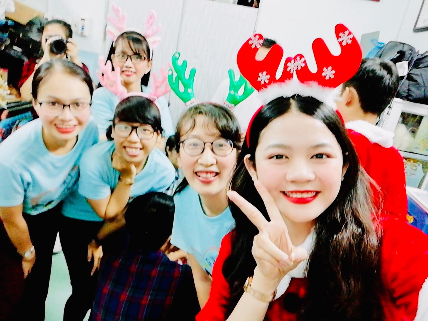 Theo chân ông già Noel mang niềm vui đến các em bệnh nhi ảnh 5