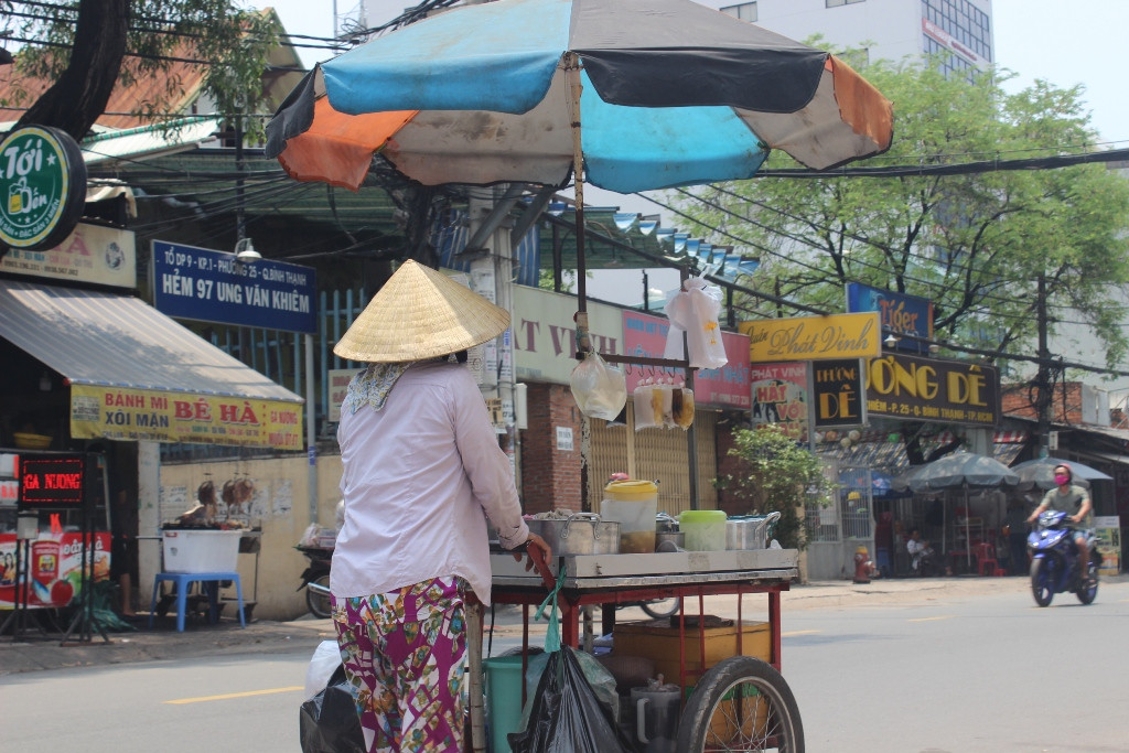 Ca sĩ Sỹ Luân tặng cơm cho người nghèo vượt qua mùa dịch COVID-19 ảnh 10