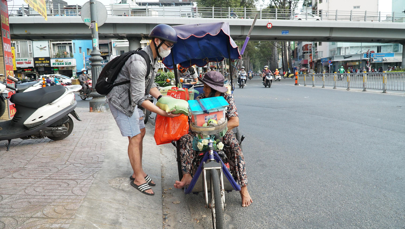 Nhóm bạn trẻ giúp người bán vé số vượt qua dịch COVID-19 ảnh 6