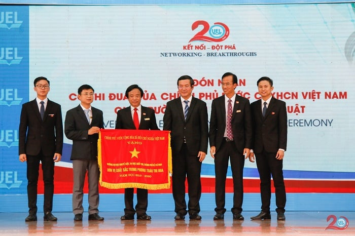 Trường ĐH Kinh tế - Luật ra mắt quỹ và đón nhận Cờ thi đua của Chính phủ. Trường ĐH Kinh tế - Luật (ĐHQG TP. HCM) ra mắt quỹ hỗ trợ sinh viên ảnh 1