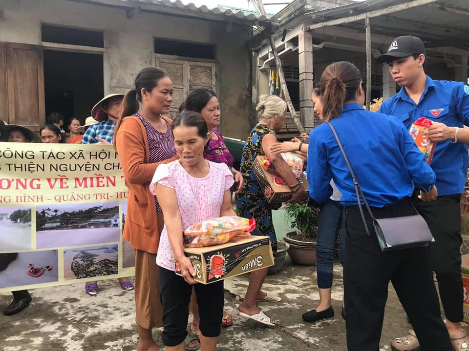 Chia sẻ với bà con vùng lũ miền Trung ảnh 4