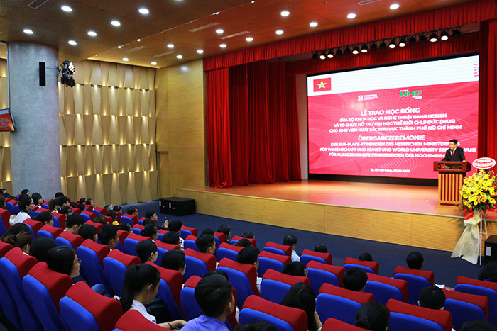 Sinh viên được trải nghiệm rạp chiếu phim miễn phí ngay trong trường ảnh 1