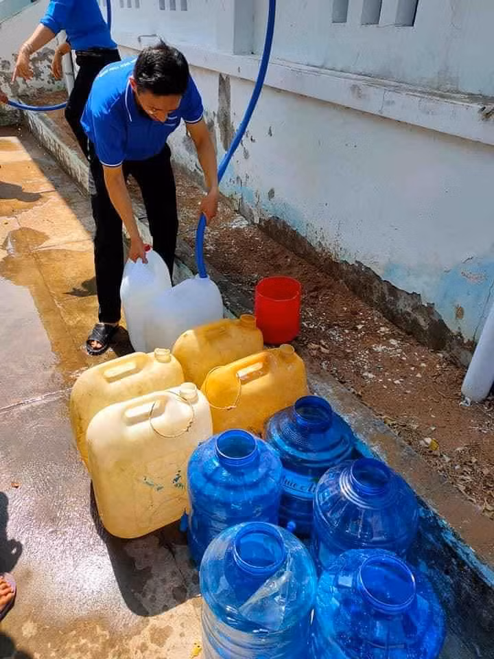 Đội Công tác Xã hội Nhất Tâm tiếp nước sạch cho người dân Bến Tre ảnh 7