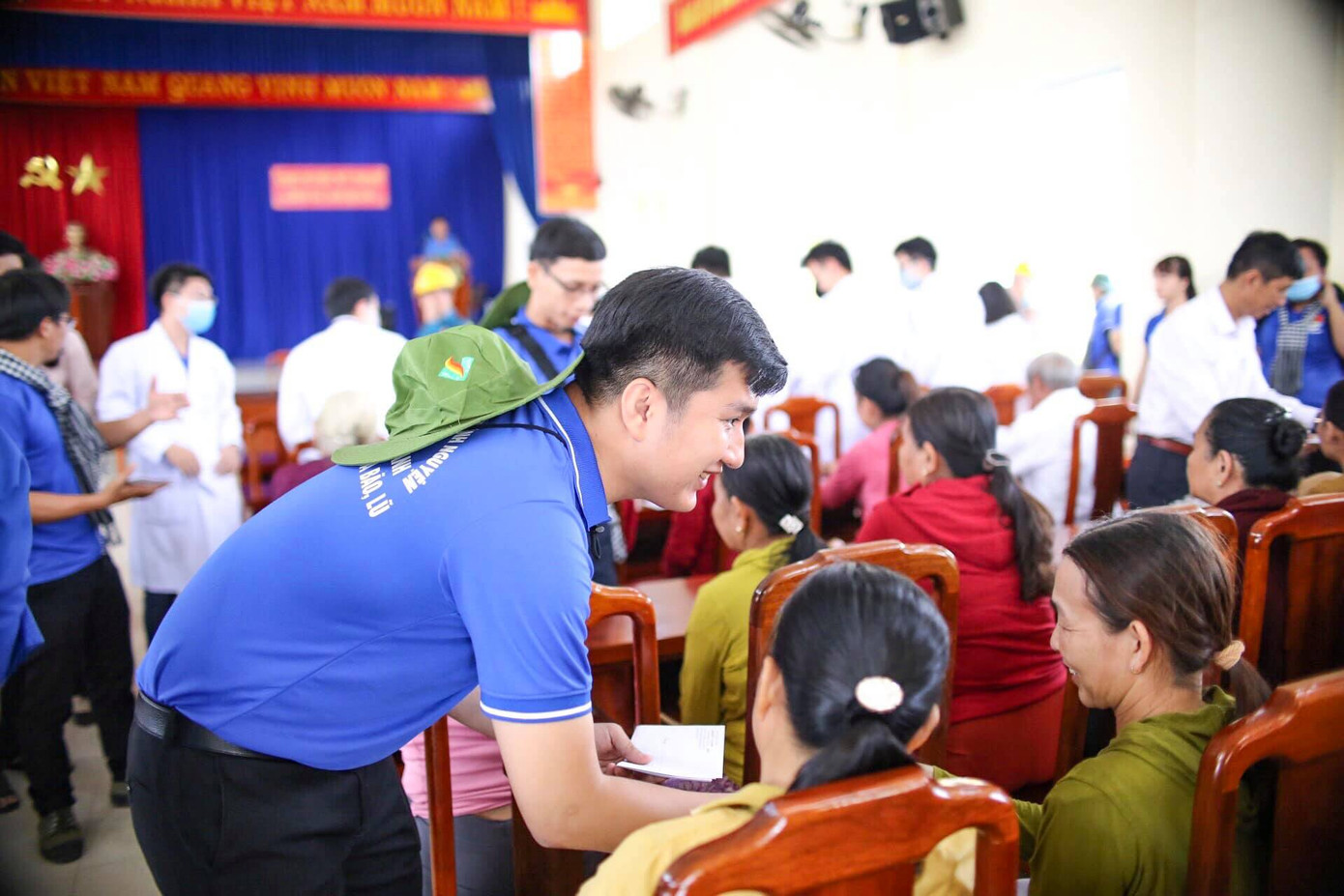 Xắn tay giúp bà con vùng lũ ổn định cuộc sống ảnh 1