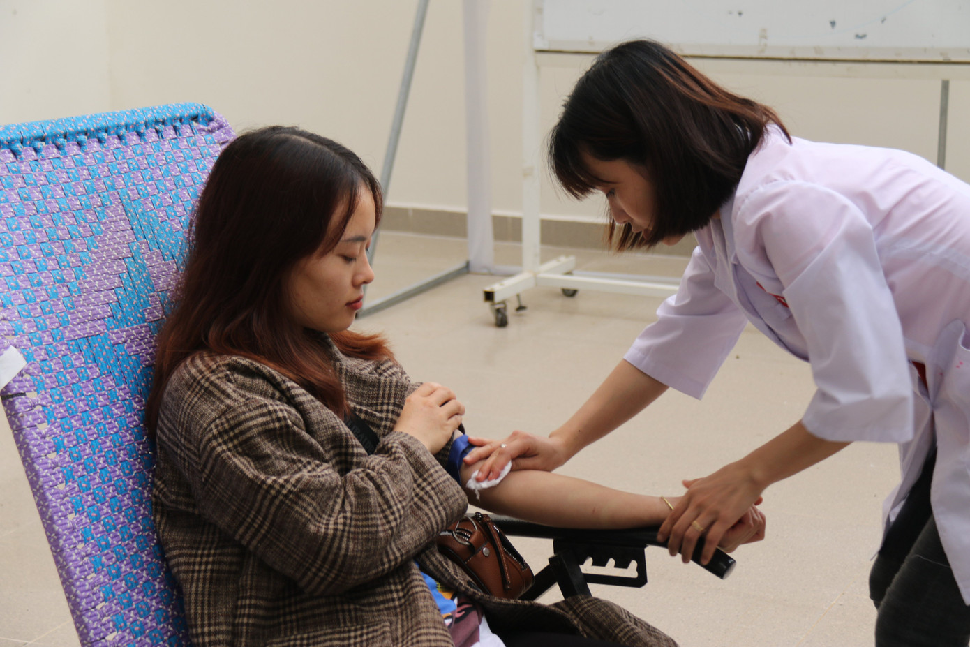 300 sinh viên trường ĐH Đà Lạt tham gia “Ngày hội hiến máu” ảnh 5