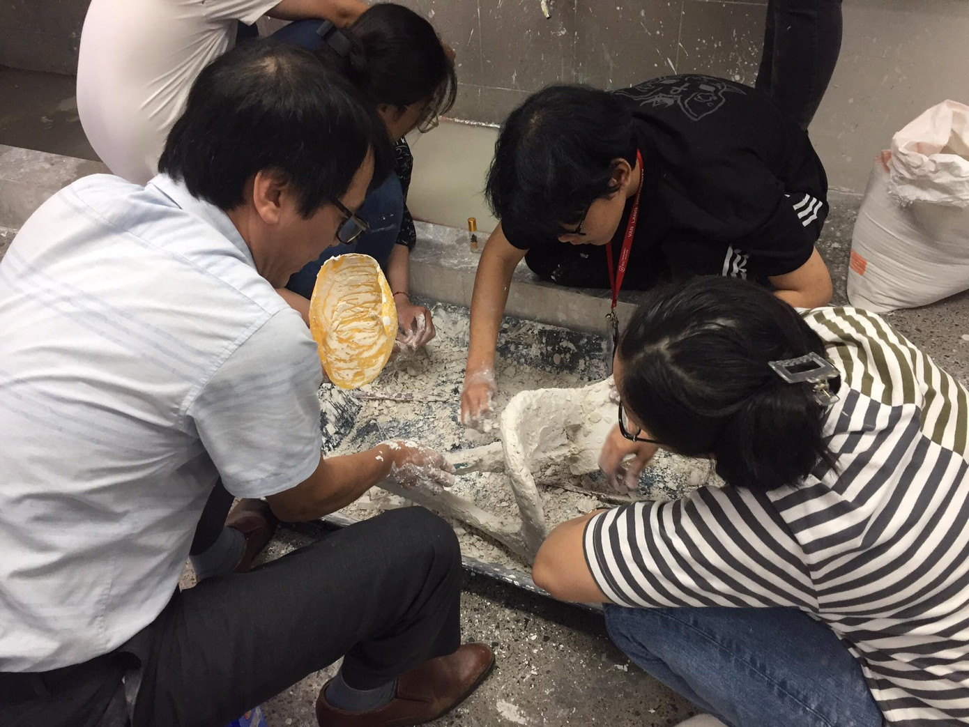 Ba thành viên trong nhóm dưới sự hướng dẫn của thầy đã nỗ lực thực hiện tác phẩm. Ấn tượng với tác phẩm của sinh viên ngành Mỹ thuật về chủ đề bão lũ miền Trung ảnh 1